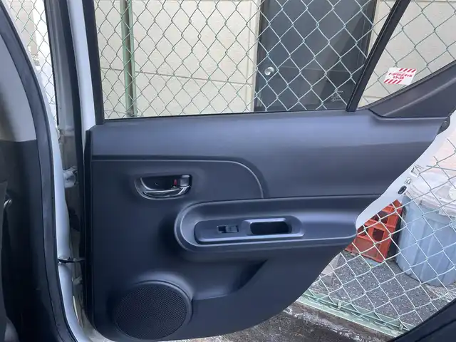 トヨタ アクア X－URBAN 千葉県 2015(平27)年 9.7万km ライムホワイトパールクリスタルシャイン カーオーディオ/・ラジオ/CD/AUX/USB/リアルーフスポイラー/ETC/横滑り制御機能(VSC)/タイヤ空転抑制機能(TRC)/電子制御ブレーキシステム/ヒルスタートアシストコントロール/車両接近通報装置/緊急ブレーキシグナル/ハーフレザーシート/純正16インチアルミホイール/取扱説明書/保証書/スペアキー