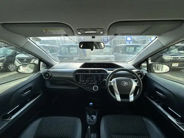 トヨタ アクア X－URBAN 京都府 2015(平27)年 9.7万km ライムホワイトパールクリスタルシャイン (株)IDOMが運営する【じしゃロン伏見店】の自社ローン対象車両になります。こちらは現金ご利用時の価格です。自社ローンご希望の方は別途その旨お申付け下さい。/カーオーディオ(AM/FM/CD/AUX/USB)/ETC/ハーフレザーシート/純正16インチアルミホイール/スマートキー/プッシュスタート/純正フロアマット/LEDヘッドライト/オートライト