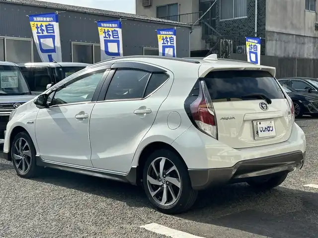 トヨタ アクア X－URBAN 京都府 2015(平27)年 9.7万km ライムホワイトパールクリスタルシャイン (株)IDOMが運営する【じしゃロン伏見店】の自社ローン対象車両になります。こちらは現金ご利用時の価格です。自社ローンご希望の方は別途その旨お申付け下さい。/カーオーディオ(AM/FM/CD/AUX/USB)/ETC/ハーフレザーシート/純正16インチアルミホイール/スマートキー/プッシュスタート/純正フロアマット/LEDヘッドライト/オートライト