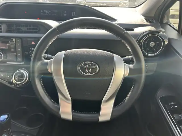 トヨタ アクア X－URBAN 京都府 2015(平27)年 9.7万km ライムホワイトパールクリスタルシャイン (株)IDOMが運営する【じしゃロン伏見店】の自社ローン対象車両になります。こちらは現金ご利用時の価格です。自社ローンご希望の方は別途その旨お申付け下さい。/カーオーディオ(AM/FM/CD/AUX/USB)/ETC/ハーフレザーシート/純正16インチアルミホイール/スマートキー/プッシュスタート/純正フロアマット/LEDヘッドライト/オートライト