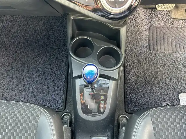 トヨタ アクア X－URBAN 京都府 2015(平27)年 9.7万km ライムホワイトパールクリスタルシャイン (株)IDOMが運営する【じしゃロン伏見店】の自社ローン対象車両になります。こちらは現金ご利用時の価格です。自社ローンご希望の方は別途その旨お申付け下さい。/カーオーディオ(AM/FM/CD/AUX/USB)/ETC/ハーフレザーシート/純正16インチアルミホイール/スマートキー/プッシュスタート/純正フロアマット/LEDヘッドライト/オートライト