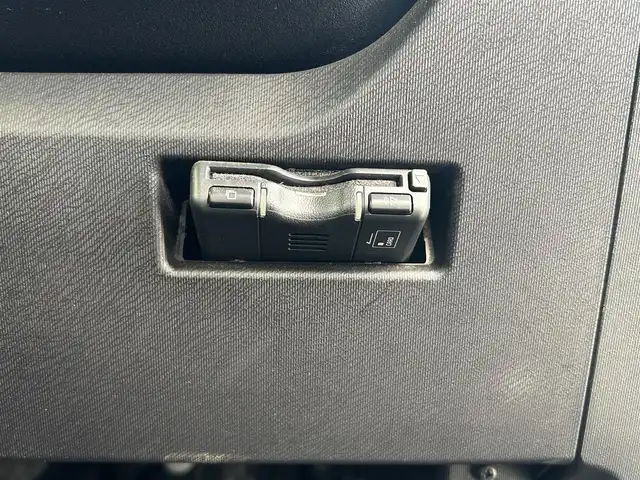 トヨタ アクア X－URBAN 京都府 2015(平27)年 9.7万km ライムホワイトパールクリスタルシャイン (株)IDOMが運営する【じしゃロン伏見店】の自社ローン対象車両になります。こちらは現金ご利用時の価格です。自社ローンご希望の方は別途その旨お申付け下さい。/カーオーディオ(AM/FM/CD/AUX/USB)/ETC/ハーフレザーシート/純正16インチアルミホイール/スマートキー/プッシュスタート/純正フロアマット/LEDヘッドライト/オートライト