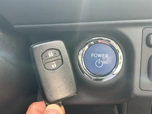 トヨタ アクア X－URBAN 京都府 2015(平27)年 9.7万km ライムホワイトパールクリスタルシャイン (株)IDOMが運営する【じしゃロン伏見店】の自社ローン対象車両になります。こちらは現金ご利用時の価格です。自社ローンご希望の方は別途その旨お申付け下さい。/カーオーディオ(AM/FM/CD/AUX/USB)/ETC/ハーフレザーシート/純正16インチアルミホイール/スマートキー/プッシュスタート/純正フロアマット/LEDヘッドライト/オートライト