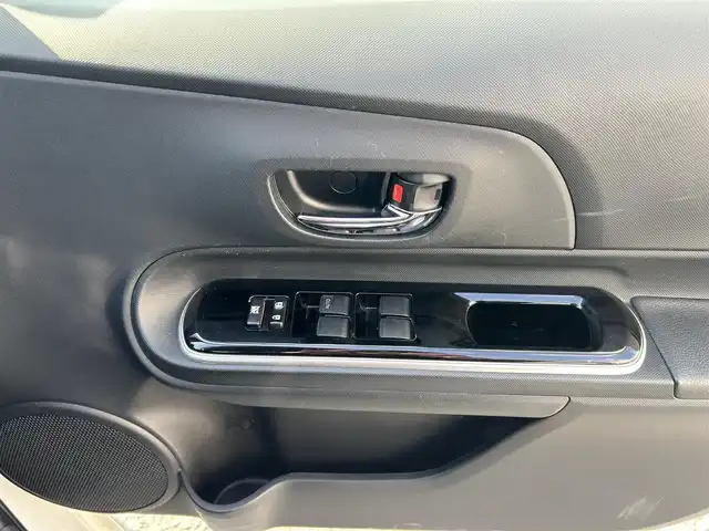 トヨタ アクア X－URBAN 京都府 2015(平27)年 9.7万km ライムホワイトパールクリスタルシャイン (株)IDOMが運営する【じしゃロン伏見店】の自社ローン対象車両になります。こちらは現金ご利用時の価格です。自社ローンご希望の方は別途その旨お申付け下さい。/カーオーディオ(AM/FM/CD/AUX/USB)/ETC/ハーフレザーシート/純正16インチアルミホイール/スマートキー/プッシュスタート/純正フロアマット/LEDヘッドライト/オートライト