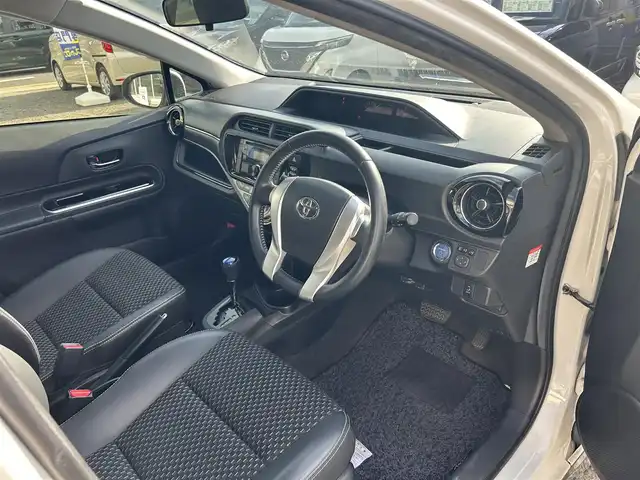 トヨタ アクア X－URBAN 京都府 2015(平27)年 9.7万km ライムホワイトパールクリスタルシャイン (株)IDOMが運営する【じしゃロン伏見店】の自社ローン対象車両になります。こちらは現金ご利用時の価格です。自社ローンご希望の方は別途その旨お申付け下さい。/カーオーディオ(AM/FM/CD/AUX/USB)/ETC/ハーフレザーシート/純正16インチアルミホイール/スマートキー/プッシュスタート/純正フロアマット/LEDヘッドライト/オートライト