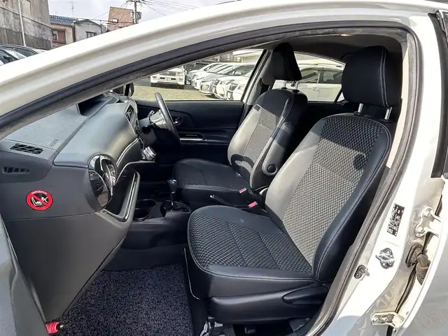 トヨタ アクア X－URBAN 京都府 2015(平27)年 9.7万km ライムホワイトパールクリスタルシャイン (株)IDOMが運営する【じしゃロン伏見店】の自社ローン対象車両になります。こちらは現金ご利用時の価格です。自社ローンご希望の方は別途その旨お申付け下さい。/カーオーディオ(AM/FM/CD/AUX/USB)/ETC/ハーフレザーシート/純正16インチアルミホイール/スマートキー/プッシュスタート/純正フロアマット/LEDヘッドライト/オートライト