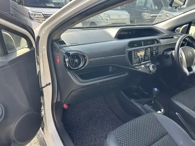 トヨタ アクア X－URBAN 京都府 2015(平27)年 9.7万km ライムホワイトパールクリスタルシャイン (株)IDOMが運営する【じしゃロン伏見店】の自社ローン対象車両になります。こちらは現金ご利用時の価格です。自社ローンご希望の方は別途その旨お申付け下さい。/カーオーディオ(AM/FM/CD/AUX/USB)/ETC/ハーフレザーシート/純正16インチアルミホイール/スマートキー/プッシュスタート/純正フロアマット/LEDヘッドライト/オートライト