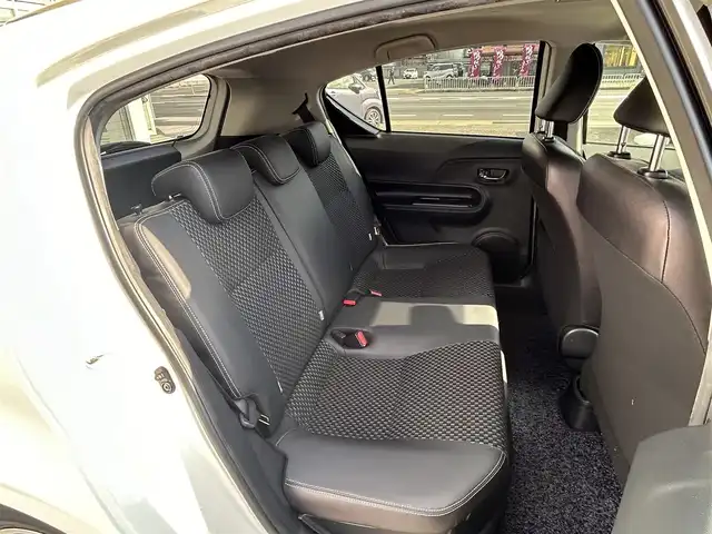 トヨタ アクア X－URBAN 京都府 2015(平27)年 9.7万km ライムホワイトパールクリスタルシャイン (株)IDOMが運営する【じしゃロン伏見店】の自社ローン対象車両になります。こちらは現金ご利用時の価格です。自社ローンご希望の方は別途その旨お申付け下さい。/カーオーディオ(AM/FM/CD/AUX/USB)/ETC/ハーフレザーシート/純正16インチアルミホイール/スマートキー/プッシュスタート/純正フロアマット/LEDヘッドライト/オートライト