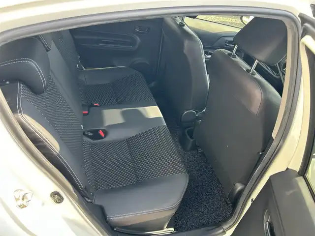 トヨタ アクア X－URBAN 京都府 2015(平27)年 9.7万km ライムホワイトパールクリスタルシャイン (株)IDOMが運営する【じしゃロン伏見店】の自社ローン対象車両になります。こちらは現金ご利用時の価格です。自社ローンご希望の方は別途その旨お申付け下さい。/カーオーディオ(AM/FM/CD/AUX/USB)/ETC/ハーフレザーシート/純正16インチアルミホイール/スマートキー/プッシュスタート/純正フロアマット/LEDヘッドライト/オートライト