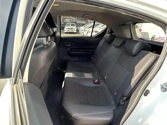 トヨタ アクア X－URBAN 京都府 2015(平27)年 9.7万km ライムホワイトパールクリスタルシャイン (株)IDOMが運営する【じしゃロン伏見店】の自社ローン対象車両になります。こちらは現金ご利用時の価格です。自社ローンご希望の方は別途その旨お申付け下さい。/カーオーディオ(AM/FM/CD/AUX/USB)/ETC/ハーフレザーシート/純正16インチアルミホイール/スマートキー/プッシュスタート/純正フロアマット/LEDヘッドライト/オートライト