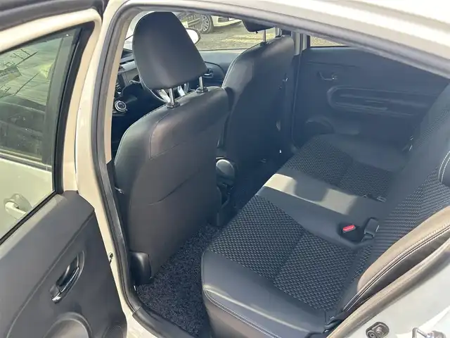 トヨタ アクア X－URBAN 京都府 2015(平27)年 9.7万km ライムホワイトパールクリスタルシャイン (株)IDOMが運営する【じしゃロン伏見店】の自社ローン対象車両になります。こちらは現金ご利用時の価格です。自社ローンご希望の方は別途その旨お申付け下さい。/カーオーディオ(AM/FM/CD/AUX/USB)/ETC/ハーフレザーシート/純正16インチアルミホイール/スマートキー/プッシュスタート/純正フロアマット/LEDヘッドライト/オートライト