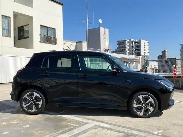 スズキ スイフト HYBRID MZ 広島県 2024(令6)年 0.1万km スーパーブラックパール 走行距離256km（入庫時）/新車ワンオーナー/ディスプレイオーディオ/・AppleCarPlay/・AndroidAuto/・Bluetooth/・USBソケット/LEDヘッドランプ/LEDフロントフォグランプ/電動パーキングブレーキ/オートブレーキホールド/運転席＆助手席シートヒーター/セーフティサポート（予防安全技術）/・デュアルセンサーブレーキサポート2/・誤発進抑制機能/・後方誤発進抑制機能/・低速時ブレーキサポート/・車線維持支援機能/・車線逸脱警報機能/・車線逸脱抑制機能/・ふらつき警報機能/・発進お知らせ機能/・標識認識機能/・ブラインドスポットモニター/・リアクロストラフィックアラート/・アダプティブクルーズコントロール（全車速追従機能/停止保持機能付）/・アダプティブハイビーム/スマートキー×2/プッシュスタート/外部検査実施済み/新車保証書有/取扱説明書有