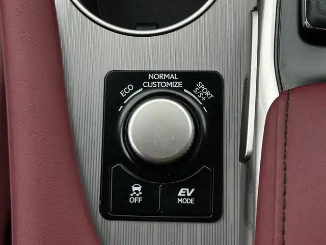 レクサス ＲＸ 450h Fスポーツ 東京都 2015(平27)年 4.3万km ホワイトノーヴァガラスフレーク Lexus Safety System/・プリクラッシュセーフティ/・レーントレーシングアシスト/・オートマチックハイビーム /・レーダークルーズコントロール/・ヘッドアップディスプレイ/パドルシフト/純正ナビ/フルセグTV/バックカメラ/ETC2.0/前後ドライブレコーダー/100V電源/ルーフレール/レザーシート/パワーシート/シートヒーター/ベンチレーション/ステアリングヒーター/後席ロールサンシェード/パワーバックドア/LEDヘッドライト/ドアバイザー/20インチ純正アルミホイール