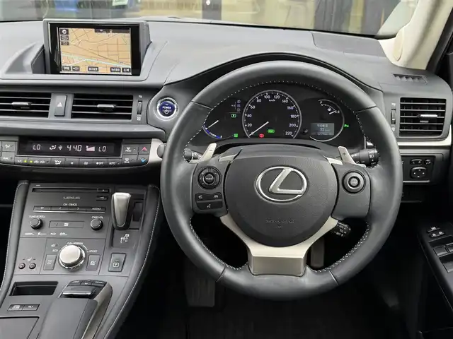 レクサス ＣＴ 200h バージョンC 栃木県 2014(平26)年 8.3万km ブラック 電動ムーンルーフ/純正SDナビ/Bluetoothオーディオ/DVD再生機能/フルセグTV走行中視聴可能/ステアリングリモコン/バックカメラ/前席パワーシート/前席シートヒーター/クリアランスソナー /クルーズコントロール/ビルトインETC/パドルシフト/LEDヘッドライト&フォグランプ/オプション純正17インチAW/前後ドライブレコーダー/スマートキー×2/カードキー×1