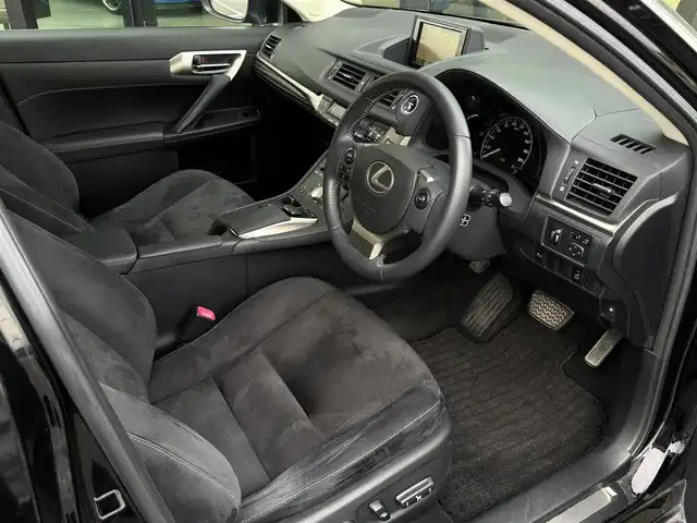 レクサス ＣＴ 200h バージョンC 栃木県 2014(平26)年 8.3万km ブラック 電動ムーンルーフ/純正SDナビ/Bluetoothオーディオ/DVD再生機能/フルセグTV走行中視聴可能/ステアリングリモコン/バックカメラ/前席パワーシート/前席シートヒーター/クリアランスソナー /クルーズコントロール/ビルトインETC/パドルシフト/LEDヘッドライト&フォグランプ/オプション純正17インチAW/前後ドライブレコーダー/スマートキー×2/カードキー×1