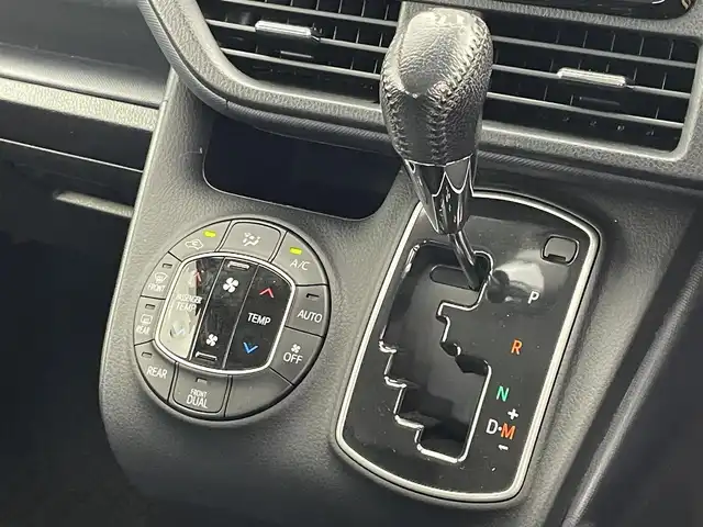 トヨタ ヴォクシー ZS 煌 茨城県 2016(平28)年 8.6万km アイスチタニウムマイカメタリック 純正ナビ/バックカメラ/フルセグ/衝突被害軽減ブレーキ/車線逸脱抑制装置/オートマチックハイビーム/両側電動スライドドア/ETC/純正16インチAW/LEDヘッドライト/スマートキー