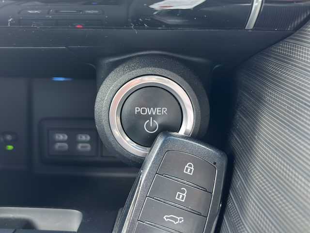 トヨタ ハリアー ハイブリッド Z レザーパッケージ 青森県 2023(令5)年 1.3万km プラチナホワイトパールマイカ ・4WD/・純正ディスプレイオーディオナビ/・プレミアムJBLサウンド/・フルセグ/Bluetooth/・全方位モニター/・デジタルインナーミラー/・ガラスルーフ/・本革シート(黒)/・シートヒーター/・エアシート/・衝突軽減ブレーキ/・ブラインドスポットモニター/・レーンキープアシスト/・レーダークルーズコントロール/・前後コーナーセンサー/・パワーバックドア/・置くだけ充電/・ステリングヒーター/・純正LEDヘッドライト/・オートマチックハイビーム/・ETC/・スマートキー/・プッシュスタート/・純正19インチAW/・スペアキー/・保証書・取説あり