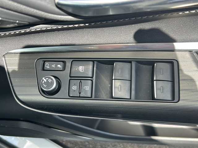 トヨタ ハリアー ハイブリッド Z レザーパッケージ 青森県 2023(令5)年 1.3万km プラチナホワイトパールマイカ ・4WD/・純正ディスプレイオーディオナビ/・プレミアムJBLサウンド/・フルセグ/Bluetooth/・全方位モニター/・デジタルインナーミラー/・ガラスルーフ/・本革シート(黒)/・シートヒーター/・エアシート/・衝突軽減ブレーキ/・ブラインドスポットモニター/・レーンキープアシスト/・レーダークルーズコントロール/・前後コーナーセンサー/・パワーバックドア/・置くだけ充電/・ステリングヒーター/・純正LEDヘッドライト/・オートマチックハイビーム/・ETC/・スマートキー/・プッシュスタート/・純正19インチAW/・スペアキー/・保証書・取説あり