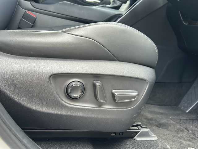 トヨタ ハリアー ハイブリッド Z レザーパッケージ 青森県 2023(令5)年 1.3万km プラチナホワイトパールマイカ ・4WD/・純正ディスプレイオーディオナビ/・プレミアムJBLサウンド/・フルセグ/Bluetooth/・全方位モニター/・デジタルインナーミラー/・ガラスルーフ/・本革シート(黒)/・シートヒーター/・エアシート/・衝突軽減ブレーキ/・ブラインドスポットモニター/・レーンキープアシスト/・レーダークルーズコントロール/・前後コーナーセンサー/・パワーバックドア/・置くだけ充電/・ステリングヒーター/・純正LEDヘッドライト/・オートマチックハイビーム/・ETC/・スマートキー/・プッシュスタート/・純正19インチAW/・スペアキー/・保証書・取説あり