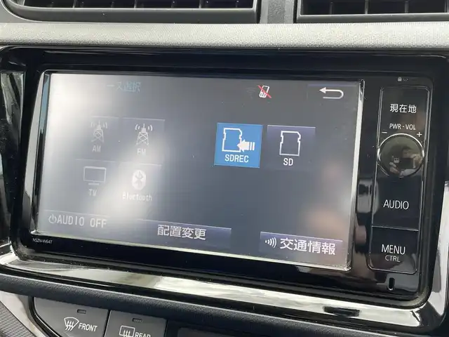 トヨタ アクア S 佐賀県 2015(平27)年 5万km ライムホワイトパールクリスタルシャイン ワンオーナー/純正SDナビゲーション/・フルセグTV/CD/DVD/SD/Bluetooth/社外デジタルインナーミラー(前後ドライブレコーダー機能付)/ビルトインETC/横滑り防止装置/ISOFIX対応/ステアリングリモコン/純正フロアマット/純正ドアバイザ―/スペアキー１本