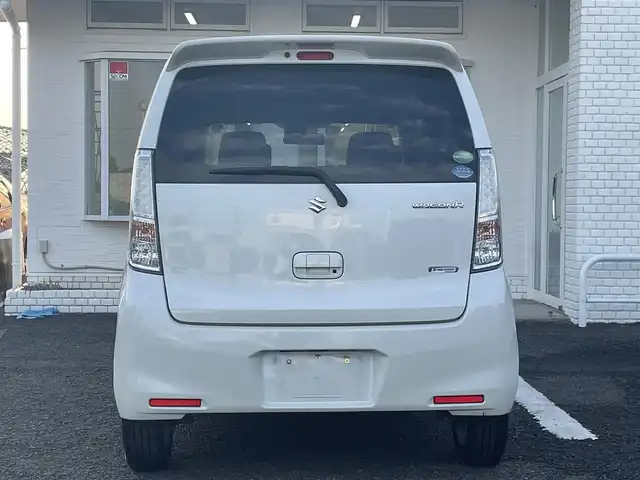 スズキ ワゴンＲ FZ 徳島県 2014(平26)年 11.1万km クリスタルホワイトP (株)IDOMが運営する【じしゃロン徳島店】の自社ローン専用車両になりますこちらは現金またはオートローンご利用時の価格です。/自社ローンご希望の方は別途その旨お申付け下さい”										/										/									スズキセーフティサポート　/社外ナビゲーション　/（フルセグ/CD/DVD/SD/BT)/運転席シートヒーター　/ヘッドライトレベリング/プッシュスタート　/スマートキー　/スペアキー　/１４インチアルミホイール　/革巻きステアリング/ステアリングリモコン/トラクションコントロール　/アイドリングストップ　/電動格納ミラー/Wエアバック/純正フロアマット　/サイドバイザー