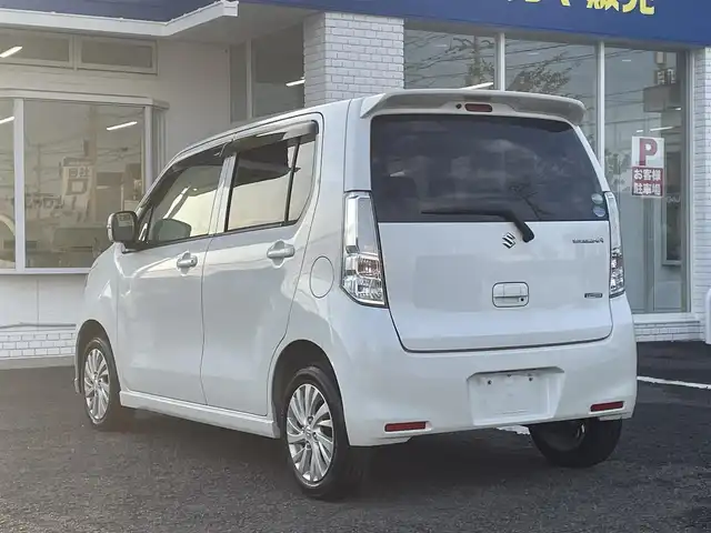 スズキ ワゴンＲ FZ 徳島県 2014(平26)年 11.1万km クリスタルホワイトP (株)IDOMが運営する【じしゃロン徳島店】の自社ローン専用車両になりますこちらは現金またはオートローンご利用時の価格です。/自社ローンご希望の方は別途その旨お申付け下さい”										/										/									スズキセーフティサポート　/社外ナビゲーション　/（フルセグ/CD/DVD/SD/BT)/運転席シートヒーター　/ヘッドライトレベリング/プッシュスタート　/スマートキー　/スペアキー　/１４インチアルミホイール　/革巻きステアリング/ステアリングリモコン/トラクションコントロール　/アイドリングストップ　/電動格納ミラー/Wエアバック/純正フロアマット　/サイドバイザー