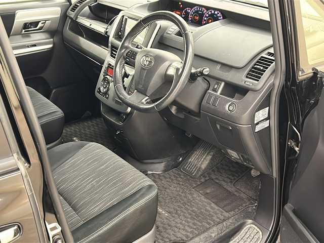 トヨタ ヴォクシー ZS 煌Ⅱ 道央・札幌 2012(平24)年 8万km ブラック /社外ディスプレイオーディオ//バックカメラ//フリップダウンモニター//両側パワースライドドア//ETC//プッシュスタート//オートライト//純正フロアマット//純正ドアバイザー//ダブルエアバック