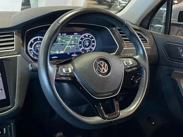 フォルクスワーゲン ティグアン TDI 4モーション ハイライン 道央・札幌 2018(平30)年 3.7万km タングステンシルバーメタリック レザーシートパッケージ/　・レザーシート/　・運転席メモリー付パワーシート/　・運転席パワーランバーサポート/オールインセーフティ/ヘッドアップディスプレイ/シートヒーター/DiscoverProナビ/フルセグTV/CD/DVD/SD/USB/Bluetooth/360°カメラ/パークアシスト/PDC/ACC/レーンアシスト/サイドアシストプラス/トラフィックアシスト/ダイナミックコーナリングライト/ダイナミックライトアシスト/パワーテールゲート