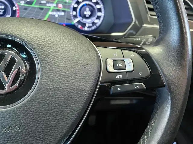 フォルクスワーゲン ティグアン TDI 4モーション ハイライン 道央・札幌 2018(平30)年 3.7万km タングステンシルバーメタリック レザーシートパッケージ/　・レザーシート/　・運転席メモリー付パワーシート/　・運転席パワーランバーサポート/オールインセーフティ/ヘッドアップディスプレイ/シートヒーター/DiscoverProナビ/フルセグTV/CD/DVD/SD/USB/Bluetooth/360°カメラ/パークアシスト/PDC/ACC/レーンアシスト/サイドアシストプラス/トラフィックアシスト/ダイナミックコーナリングライト/ダイナミックライトアシスト/パワーテールゲート