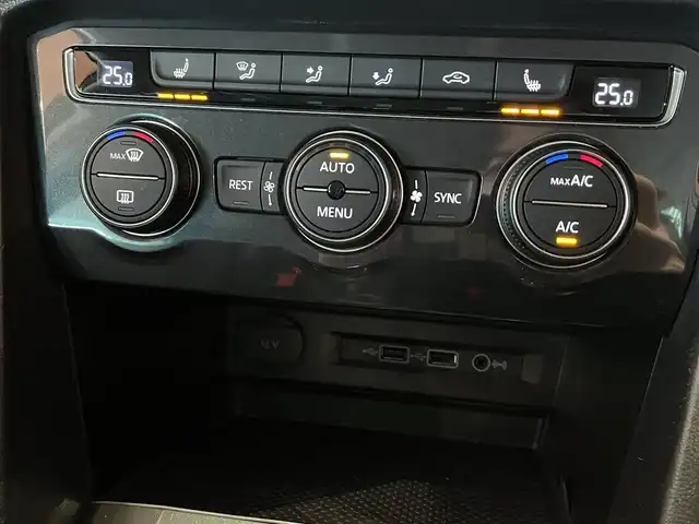 フォルクスワーゲン ティグアン TDI 4モーション ハイライン 道央・札幌 2018(平30)年 3.7万km タングステンシルバーメタリック レザーシートパッケージ/　・レザーシート/　・運転席メモリー付パワーシート/　・運転席パワーランバーサポート/オールインセーフティ/ヘッドアップディスプレイ/シートヒーター/DiscoverProナビ/フルセグTV/CD/DVD/SD/USB/Bluetooth/360°カメラ/パークアシスト/PDC/ACC/レーンアシスト/サイドアシストプラス/トラフィックアシスト/ダイナミックコーナリングライト/ダイナミックライトアシスト/パワーテールゲート