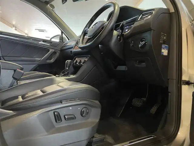 フォルクスワーゲン ティグアン TDI 4モーション ハイライン 道央・札幌 2018(平30)年 3.7万km タングステンシルバーメタリック レザーシートパッケージ/　・レザーシート/　・運転席メモリー付パワーシート/　・運転席パワーランバーサポート/オールインセーフティ/ヘッドアップディスプレイ/シートヒーター/DiscoverProナビ/フルセグTV/CD/DVD/SD/USB/Bluetooth/360°カメラ/パークアシスト/PDC/ACC/レーンアシスト/サイドアシストプラス/トラフィックアシスト/ダイナミックコーナリングライト/ダイナミックライトアシスト/パワーテールゲート