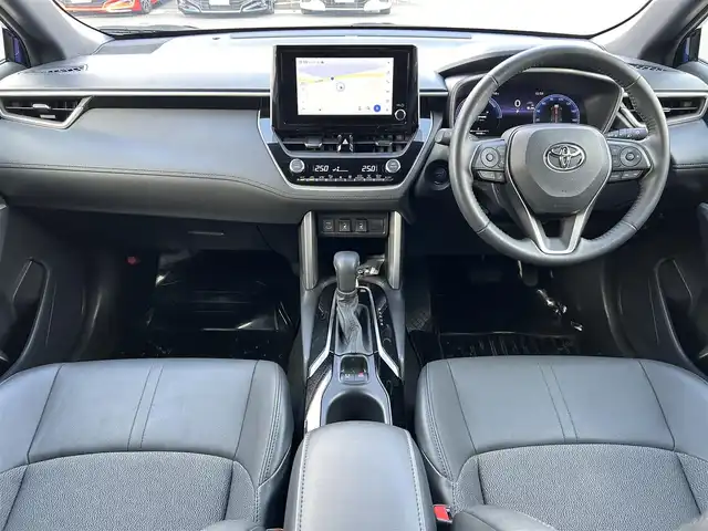 トヨタ カローラ クロス ハイブリッド Z 島根県 2024(令6)年 1.7万km ダークブルーマイカM 登録時走行距離16439km/ワンオーナー/トヨタコネクテッドナビ/Bluetooth/フルセグTV(テレビキャンセラー付)/ビルトインETC2.0/電動パーキング/ブレーキホールド/スマートキー(スペアキー×1)/運転席パワーシート/純正18インチAW/純正フロアマット/前後コーナーセンサー/LEDヘッドライト/フォグランプ/オートライト/オートハイビーム/ウィンカーミラー/衝突被害軽減ブレーキ/レーダークルーズコントロール/レーンキープアシスト/横滑り防止装置/ダブル/カーテンエアバッグ/スタッドレスタイヤ付/禁煙車/取扱説明書/保証書