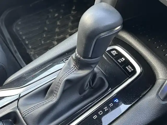 トヨタ カローラ クロス ハイブリッド Z 島根県 2024(令6)年 1.7万km ダークブルーマイカM 登録時走行距離16439km/ワンオーナー/トヨタコネクテッドナビ/Bluetooth/フルセグTV(テレビキャンセラー付)/ビルトインETC2.0/電動パーキング/ブレーキホールド/スマートキー(スペアキー×1)/運転席パワーシート/純正18インチAW/純正フロアマット/前後コーナーセンサー/LEDヘッドライト/フォグランプ/オートライト/オートハイビーム/ウィンカーミラー/衝突被害軽減ブレーキ/レーダークルーズコントロール/レーンキープアシスト/横滑り防止装置/ダブル/カーテンエアバッグ/スタッドレスタイヤ付/禁煙車/取扱説明書/保証書