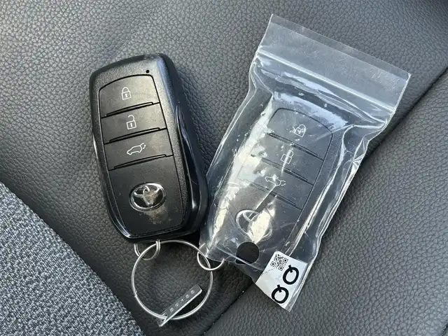 トヨタ カローラ クロス ハイブリッド Z 島根県 2024(令6)年 1.7万km ダークブルーマイカM 登録時走行距離16439km/ワンオーナー/トヨタコネクテッドナビ/Bluetooth/フルセグTV(テレビキャンセラー付)/ビルトインETC2.0/電動パーキング/ブレーキホールド/スマートキー(スペアキー×1)/運転席パワーシート/純正18インチAW/純正フロアマット/前後コーナーセンサー/LEDヘッドライト/フォグランプ/オートライト/オートハイビーム/ウィンカーミラー/衝突被害軽減ブレーキ/レーダークルーズコントロール/レーンキープアシスト/横滑り防止装置/ダブル/カーテンエアバッグ/スタッドレスタイヤ付/禁煙車/取扱説明書/保証書