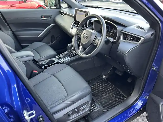 トヨタ カローラ クロス ハイブリッド Z 島根県 2024(令6)年 1.7万km ダークブルーマイカM 登録時走行距離16439km/ワンオーナー/トヨタコネクテッドナビ/Bluetooth/フルセグTV(テレビキャンセラー付)/ビルトインETC2.0/電動パーキング/ブレーキホールド/スマートキー(スペアキー×1)/運転席パワーシート/純正18インチAW/純正フロアマット/前後コーナーセンサー/LEDヘッドライト/フォグランプ/オートライト/オートハイビーム/ウィンカーミラー/衝突被害軽減ブレーキ/レーダークルーズコントロール/レーンキープアシスト/横滑り防止装置/ダブル/カーテンエアバッグ/スタッドレスタイヤ付/禁煙車/取扱説明書/保証書