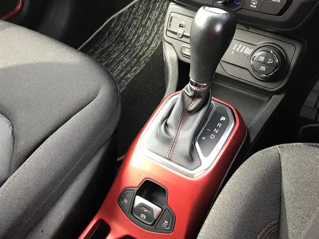 クライスラー・ジープ レネゲード トレイルホーク 4xe 鳥取県 2021(令3)年 5.1万km 黒 ４・W・D・ターボ車/純正ナビ/フルセグ/BT/USB/AUX/バックカメラ/衝突軽減システム/レーンキープアシスト/コーナーセンサー/ヒルスタートアシスト/クルーズコントロール/ETC2.0/LEDヘットライト/純正17インチアルミホイール/ルーフレール/プッシュエンジンスタート/スマートキー/フロアマット