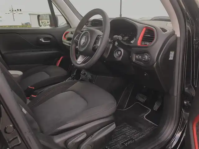 クライスラー・ジープ レネゲード トレイルホーク 4xe 鳥取県 2021(令3)年 5.1万km 黒 ４・W・D・ターボ車/純正ナビ/フルセグ/BT/USB/AUX/バックカメラ/衝突軽減システム/レーンキープアシスト/コーナーセンサー/ヒルスタートアシスト/クルーズコントロール/ETC2.0/LEDヘットライト/純正17インチアルミホイール/ルーフレール/プッシュエンジンスタート/スマートキー/フロアマット