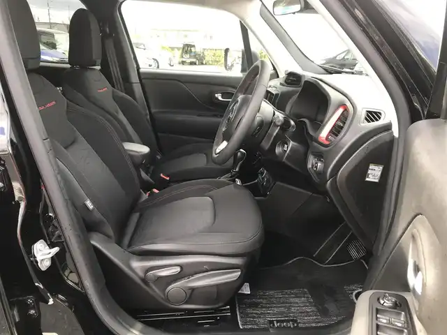 クライスラー・ジープ レネゲード トレイルホーク 4xe 鳥取県 2021(令3)年 5.1万km 黒 ４・W・D・ターボ車/純正ナビ/フルセグ/BT/USB/AUX/バックカメラ/衝突軽減システム/レーンキープアシスト/コーナーセンサー/ヒルスタートアシスト/クルーズコントロール/ETC2.0/LEDヘットライト/純正17インチアルミホイール/ルーフレール/プッシュエンジンスタート/スマートキー/フロアマット