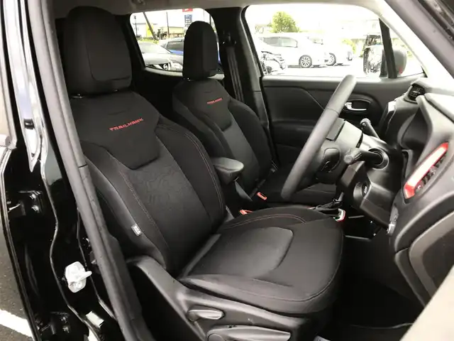 クライスラー・ジープ レネゲード トレイルホーク 4xe 鳥取県 2021(令3)年 5.1万km 黒 ４・W・D・ターボ車/純正ナビ/フルセグ/BT/USB/AUX/バックカメラ/衝突軽減システム/レーンキープアシスト/コーナーセンサー/ヒルスタートアシスト/クルーズコントロール/ETC2.0/LEDヘットライト/純正17インチアルミホイール/ルーフレール/プッシュエンジンスタート/スマートキー/フロアマット