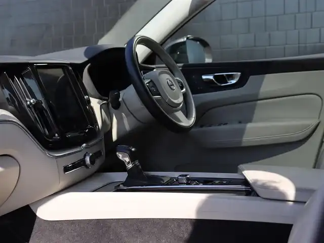ボルボ ＸＣ６０ D4 AWD インスクリプション 静岡県 2018(平30)年 4万km グレー インテリセーフ/衝突軽減ブレーキACC/レーンキープ ブラインドスポットモニター/パノラマサンルーフ/ベージュレザーシート /ベンチレーション/シートヒーター /前席メモリーパワーシート/純正ナビフルセグTV Bluetooth CarPlay対応/全方位カメラ/ヘッドアップディスプレイ/パワーバックドア /ドライブレコーダー/ETC