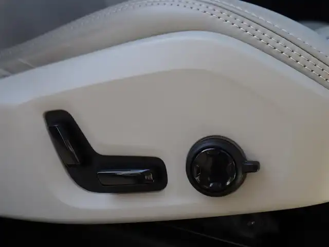 ボルボ ＸＣ６０ D4 AWD インスクリプション 静岡県 2018(平30)年 4万km グレー インテリセーフ/衝突軽減ブレーキACC/レーンキープ ブラインドスポットモニター/パノラマサンルーフ/ベージュレザーシート /ベンチレーション/シートヒーター /前席メモリーパワーシート/純正ナビフルセグTV Bluetooth CarPlay対応/全方位カメラ/ヘッドアップディスプレイ/パワーバックドア /ドライブレコーダー/ETC