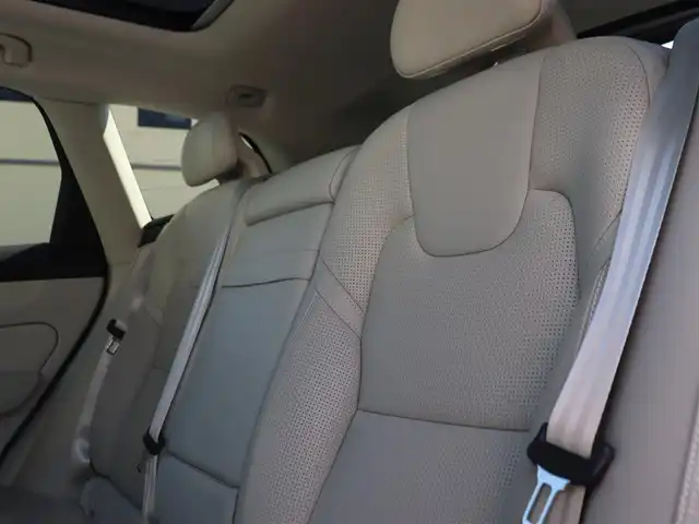 ボルボ ＸＣ６０ D4 AWD インスクリプション 静岡県 2018(平30)年 4万km グレー インテリセーフ/衝突軽減ブレーキACC/レーンキープ ブラインドスポットモニター/パノラマサンルーフ/ベージュレザーシート /ベンチレーション/シートヒーター /前席メモリーパワーシート/純正ナビフルセグTV Bluetooth CarPlay対応/全方位カメラ/ヘッドアップディスプレイ/パワーバックドア /ドライブレコーダー/ETC