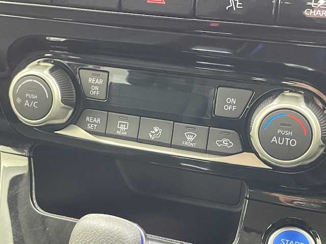 日産 セレナ e－パワー ハイウェイスター V 宮城県 2020(令2)年 0.8万km マルーンレッド 2トーン 両側パワースライドドア/純正ナビ/フルセグTV/Bluetooth/USB入力端子/ipod/DVD・BD再生機能/全方位カメラ/フロント/サイド/バックカメラ/ETC/前方ドライブレコーダー/プロパイロット/衝突被害軽減システム/プッシュスタート/スマートキー/オートライト/LEDヘッドライト/純正フロアマット/純正15インチアルミホイール
