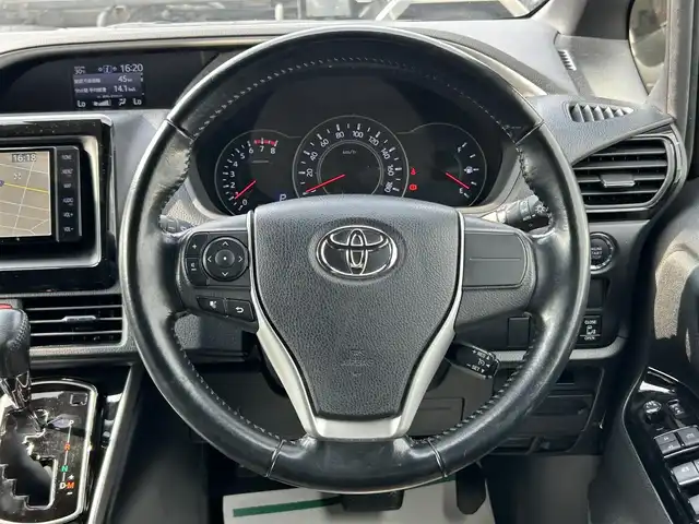 トヨタ ヴォクシー ZS 煌 山形県 2018(平30)年 12.2万km イナズマスパーキングブラックガラスフレーク 4WD/純正SDナビ/・Bluetooth/・フルセグテレビ/両側パワースライドドア/バックカメラ/デュアルエアコン/純正アルミホイール/クルーズコントロール/ETC2.0/アイドリングストップ/横滑り防止装置/レーンキープアシスト/オートライト/ハイビーム/盗難防止装置/衝突被害軽減システム
