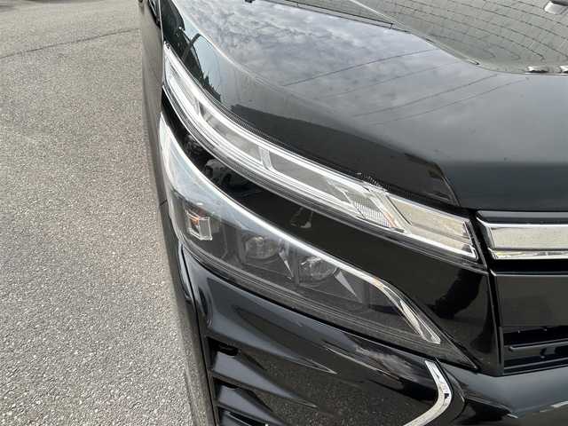 トヨタ ヴォクシー ZS 煌 山形県 2018(平30)年 12.2万km イナズマスパーキングブラックガラスフレーク 4WD/純正SDナビ/・Bluetooth/・フルセグテレビ/両側パワースライドドア/バックカメラ/デュアルエアコン/純正アルミホイール/クルーズコントロール/ETC2.0/アイドリングストップ/横滑り防止装置/レーンキープアシスト/オートライト/ハイビーム/盗難防止装置/衝突被害軽減システム