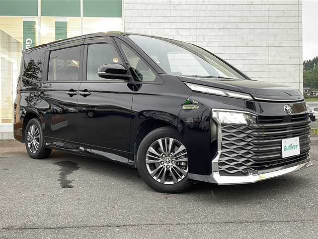 トヨタ ヴォクシー S－G 岩手県 2023(令5)年 2万km アティチュードブラックマイカ 純正ディスプレイオーディオ/AM/FM/DVD/Bluetooth/フルセグTV/バックカメラ/ETC2.0/前後ドライブレコーダー/両側パワースライドドア/レーダークルーズコントロール/衝突被害軽減ブレーキ/レーンキープアシスト/横滑り防止装置/コーナーセンサー/シートヒーター/オートライト/オートハイビーム/LEDヘッドライト/フォグランプ/スマートキー/プッシュスタート/電動格納ミラー/純正16インチAW/純正フロアマット/ドアバイザー/保証書/取扱説明書