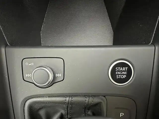 アウディ アウディ Ａ１ SB 25TFSI 兵庫県 2022(令4)年 0.9万km パール 衝突軽減ブレーキ/レーンキープ/クルーズコントロール/前席シートヒーター/純正メモリーナビ/（AM＆FM＆BT）/バックカメラ/前後ドライブレコーダー/ETC/コーナーセンサー/オートライト＆ハイビーム/LEDライト/スマーキー/プッシュスタート/W＆サイド＆カーテンエアバック