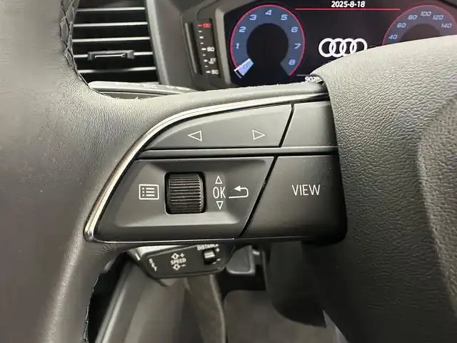 アウディ アウディ Ａ１ SB 25TFSI 兵庫県 2022(令4)年 0.9万km パール 衝突軽減ブレーキ/レーンキープ/クルーズコントロール/前席シートヒーター/純正メモリーナビ/（AM＆FM＆BT）/バックカメラ/前後ドライブレコーダー/ETC/コーナーセンサー/オートライト＆ハイビーム/LEDライト/スマーキー/プッシュスタート/W＆サイド＆カーテンエアバック