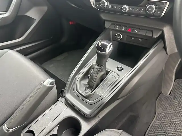 アウディ アウディ Ａ１ SB 25TFSI 兵庫県 2022(令4)年 0.9万km パール 衝突軽減ブレーキ/レーンキープ/クルーズコントロール/前席シートヒーター/純正メモリーナビ/（AM＆FM＆BT）/バックカメラ/前後ドライブレコーダー/ETC/コーナーセンサー/オートライト＆ハイビーム/LEDライト/スマーキー/プッシュスタート/W＆サイド＆カーテンエアバック