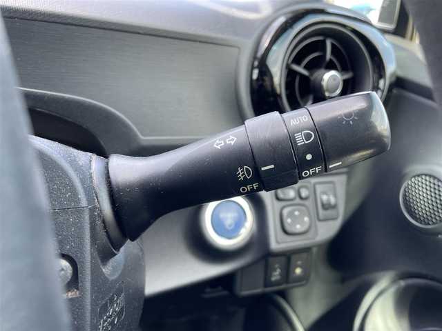 トヨタ アクア S 兵庫県 2015(平27)年 7.8万km ディープアメジストマイカメタリック 社外メモリナビ/CD/DVD/Bluetooth/フルセグTV/バックカメラ/プッシュスタート/ETC/電動格納ミラー/シートヒーター/ステアリングスイッチ/オートライト/フォグランプ/社外アルミ/ドアバイザー